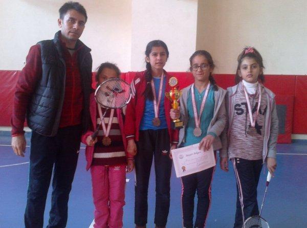 Küçük Kızlar Badminton İl 4.´sü Takımımız